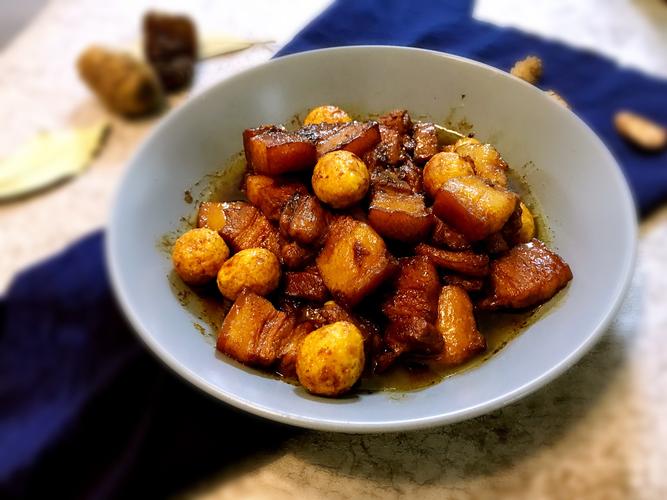 红烧五花肉炖虎皮鹌鹑蛋