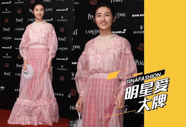 第55届金马奖红毯:张子枫粉红格子裙亮相鬼马少女力