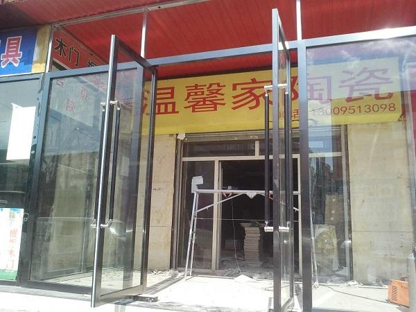 沿街店铺门头前加装的玻璃门