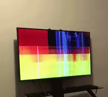 防不胜防!外国小哥初玩vr游戏竟把电视给砸了