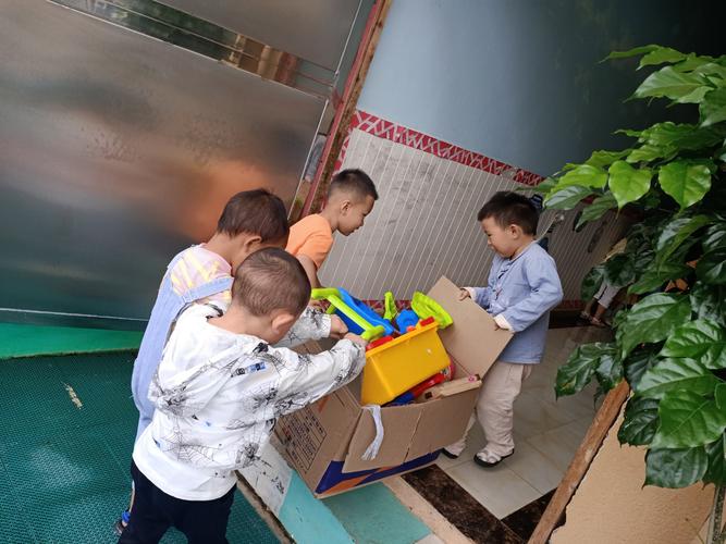 与同伴一起合作,收拾玩具