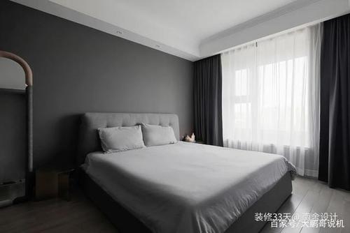 主卧以静谧的灰色床品搭配深灰色的墙面,慵懒舒适的氛围渐渐浓厚