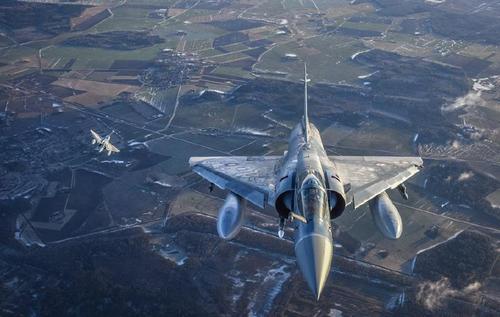 幻影2000有9个外挂点,能挂载6000千克的武器.