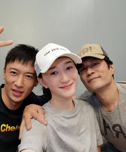 44岁李小冉活动现场照曝光,总裁装扮又飒又美,冷艳气质惹人爱