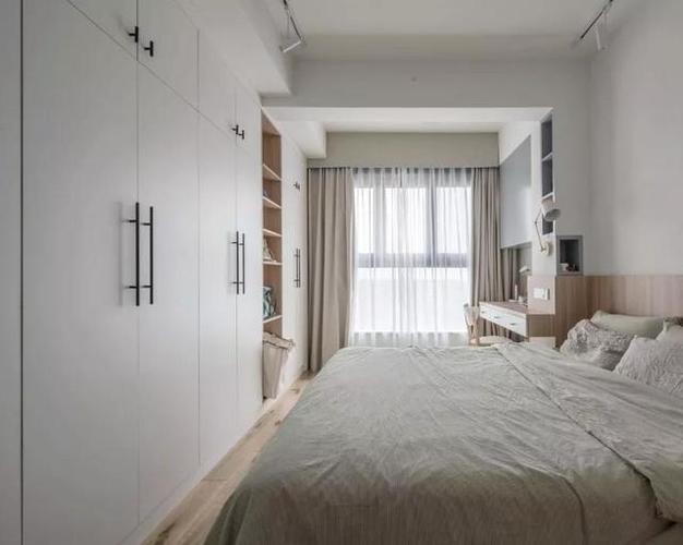 主卧,一体式半高木皮背景兼作床靠,增加过道宽度,床尾整墙收纳柜满足