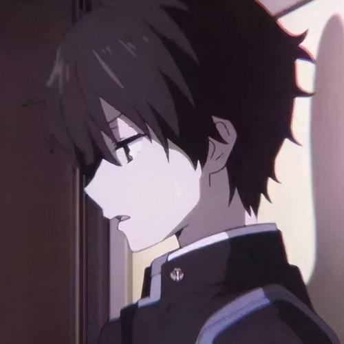 动漫男生头像,嘴角的微笑,掩盖不住眼眸中的悲伤