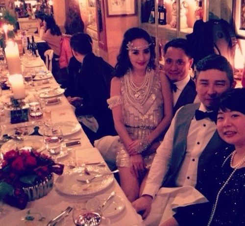 关颖与好友提早庆祝圣诞 坐老公大腿晒恩爱