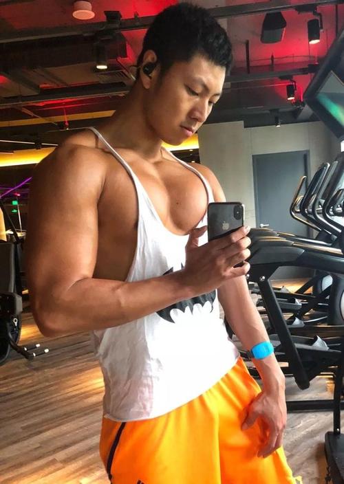 肌肉男侧乳装走红,大胸肌腱子肌一览无遗!够搔气!