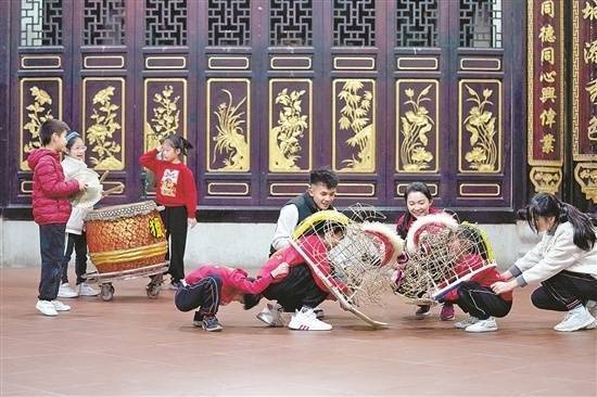 广州城中村的"00后"雄狮少年