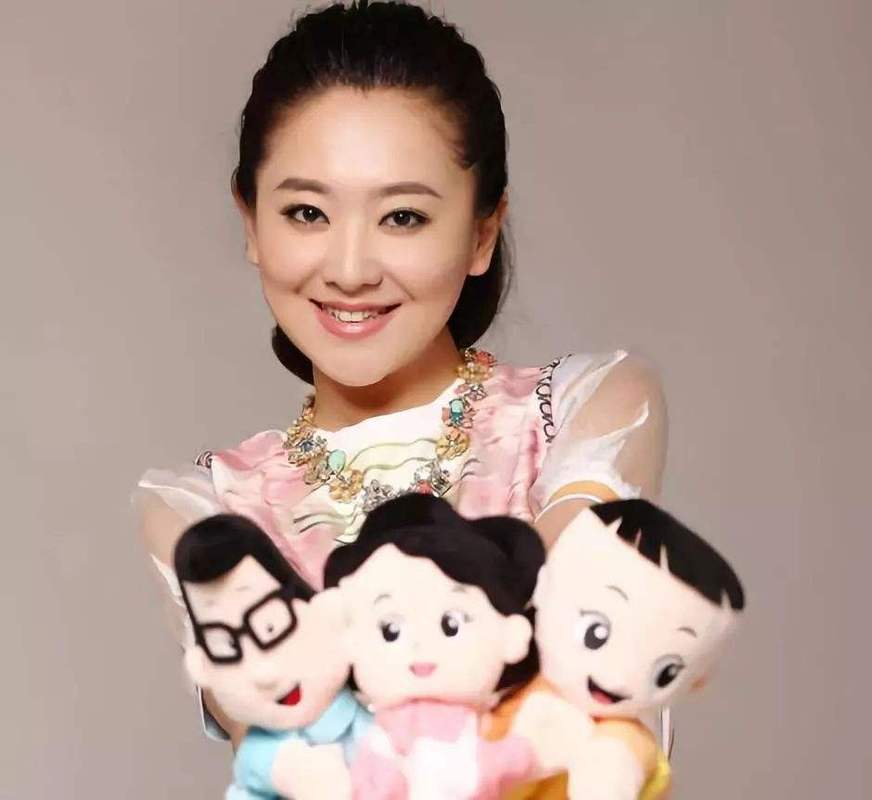 42岁月亮姐姐晒3岁儿子,长相精致不像妈,富商老公从未