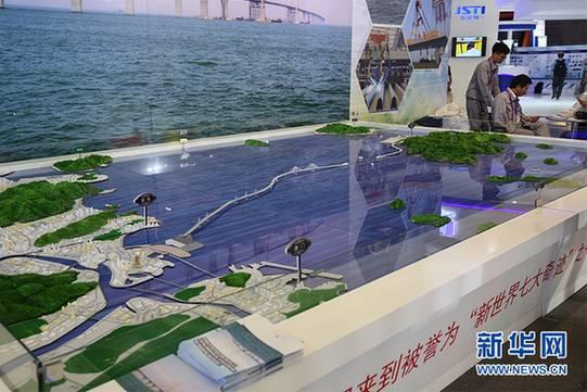 珠港澳大桥模型在2017交通运输大会博览会上进行展示