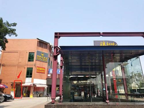 在长湴地铁站c出口出来 涌入眼前的细工坊蛋糕店,小商店,早餐店 而