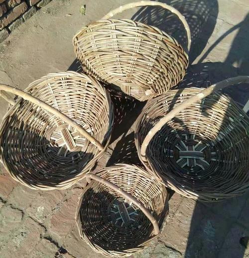 本人出售自己编制的大筐小筐土篮子