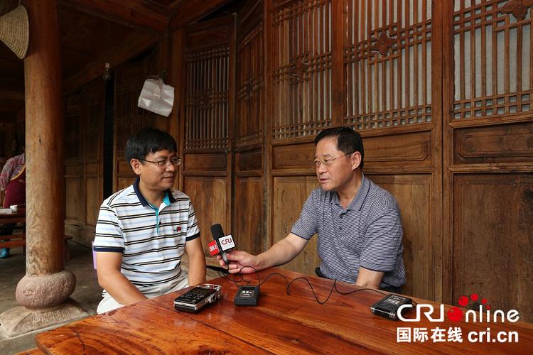 中国国际广播电台台长王庚年采访云南宁洱县县委书记罗景锋 摄影:顺