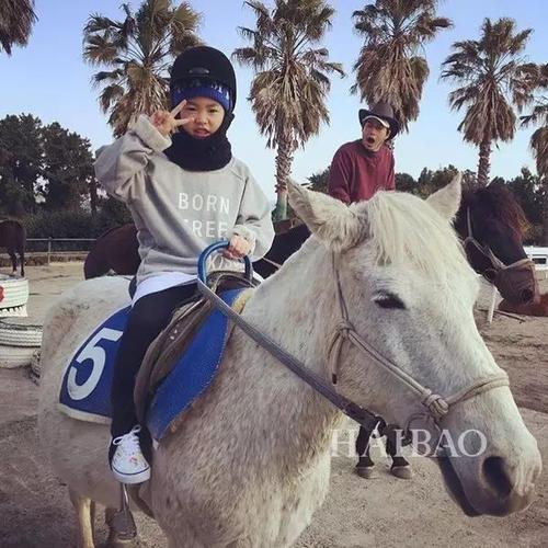 tablo女儿haru身穿金在中品牌moldir卫衣