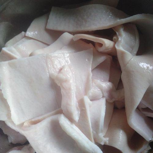 原料:猪皮,葱,八角,花椒,红椒,芹菜,姜,蒜,香叶,黄椒,料酒,白醋