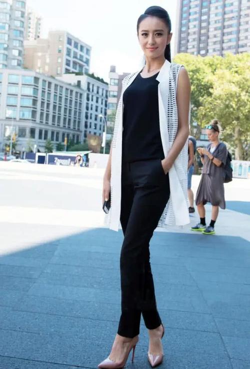 尤物身材的佟丽娅真会穿,春夏装一换不露也诱人,美到不可方物