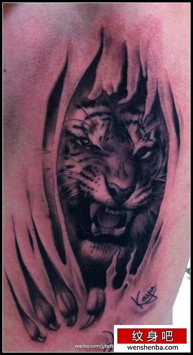 胸部超酷的一枚老虎撕皮纹身图案