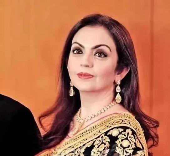 穆克什的妻子妮塔,来自高种姓家族的白皮肤美人,完成了帮助首富家"