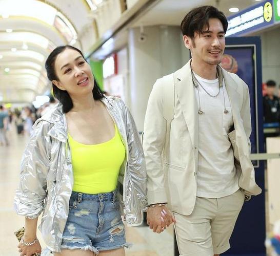 张伦硕独现机场,没有钟丽缇的陪伴超年轻,37岁看着像27岁