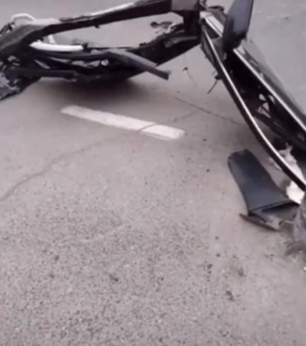 网传大众帕萨特发生碰撞后车身覆盖件脱落 包含a/b柱及车门