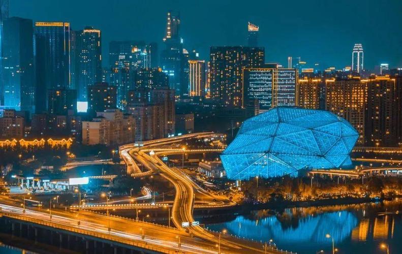 沈阳盛京大剧院犹如夜空中一颗璀璨的钻石!