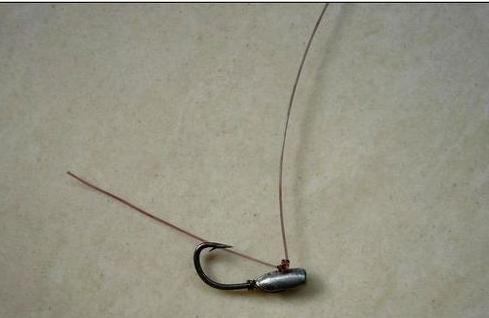 有锡砣钓鱼钩怎么绑第一步鱼线粗细要和鱼钩孔大小合适 对准钩的孔