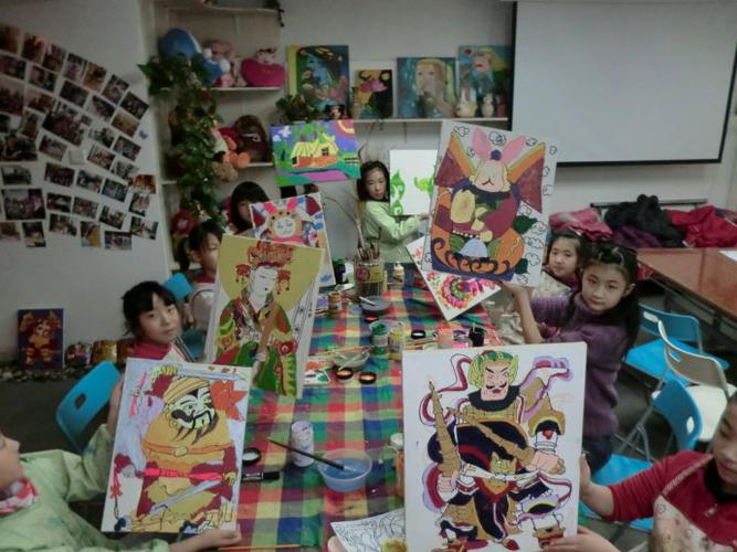 正值春节,民间美术班的孩子们画了第一张年画