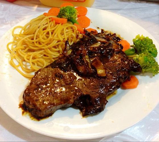  p>家庭西餐牛排意面是以意大利面,腌制好的牛排为主食材的菜品. /p>