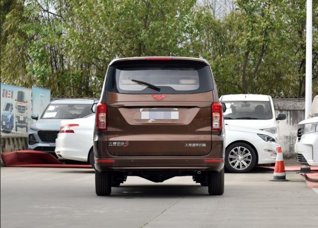 在内饰设计上,五菱宏光s比较偏向于实用性,虽然它没有采用一些