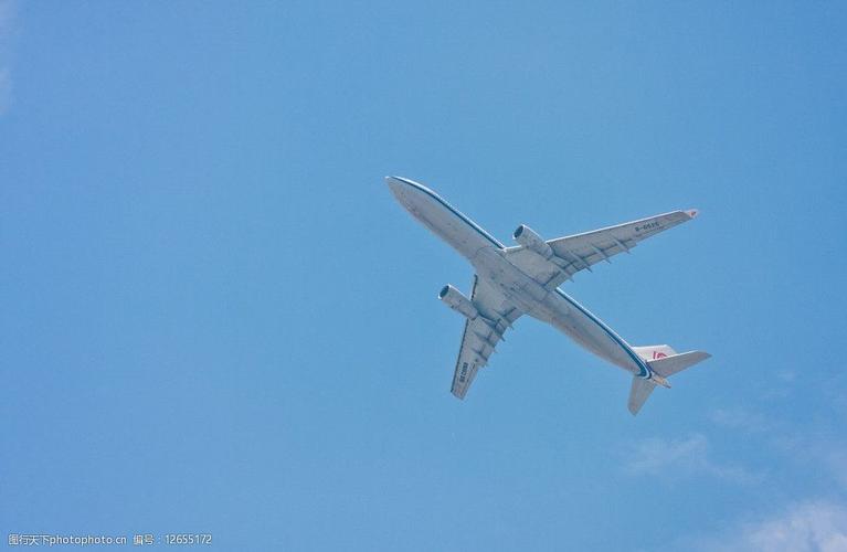 飞机翱翔在蓝天图片