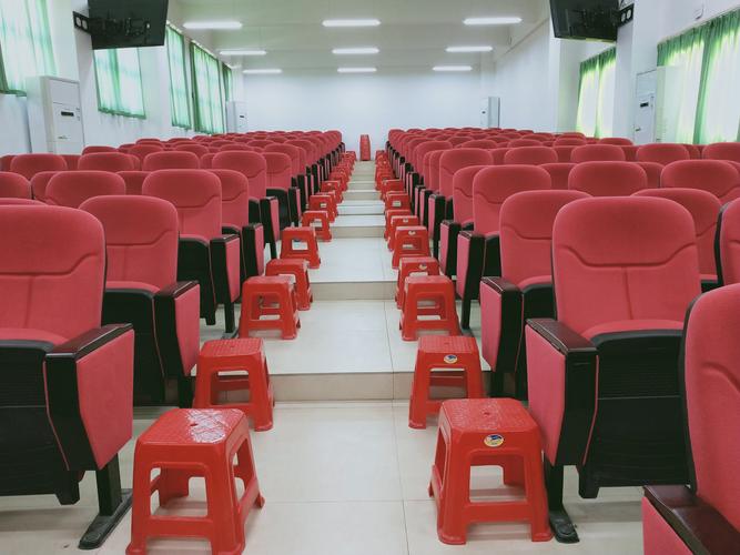 阶梯教室上课课桌椅摆放标准