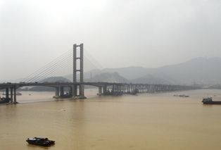 回乡看坍塌了的九江大桥