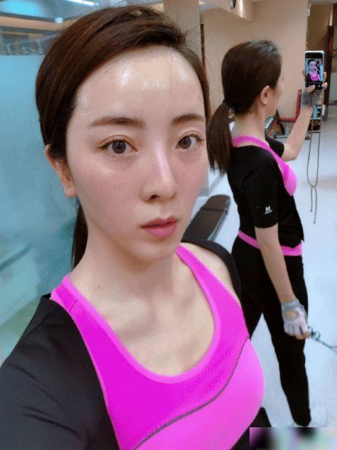 主持人李思思素颜健身大汗淋漓脸颊通红她再也不敢穿耐克衣服