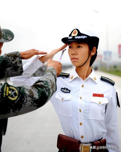 三军女兵方队领队魏韵萧:扯大嗓子的淑女在阅兵村,三军女兵方队无疑