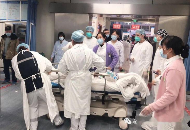 eicu和抢救室的医护人员立即准备接诊平车,急救设备,呼吸机,除颤仪