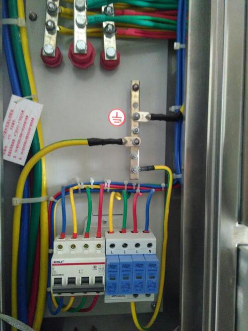 配电箱里浪涌保护器左边的4p开关,平常是要闭合,还是要断开?