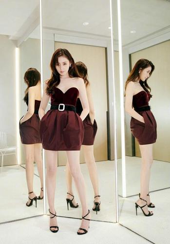 黑色是最不好拿捏的,张天爱穿黑色不显高冷,反而很显自己的肤色,满满