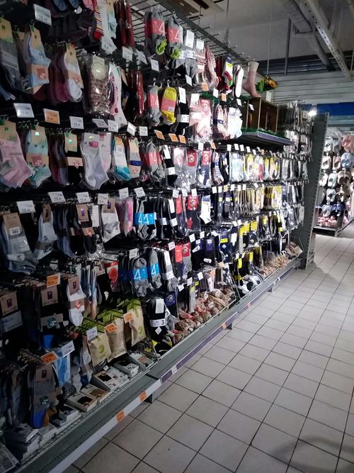 监利店针棉散裤与袜子陈列图片