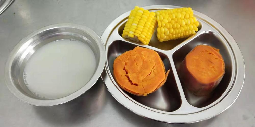 红薯玉米配豆浆.
