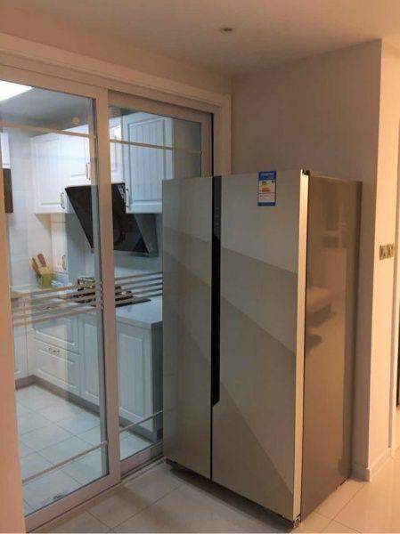 买了双开门的大冰箱,放在了厨房门口,居家过日子双开门的冰箱才够用