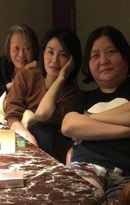 王菲老得不真实52岁包装了气质很高级但素颜绷紧很不自然