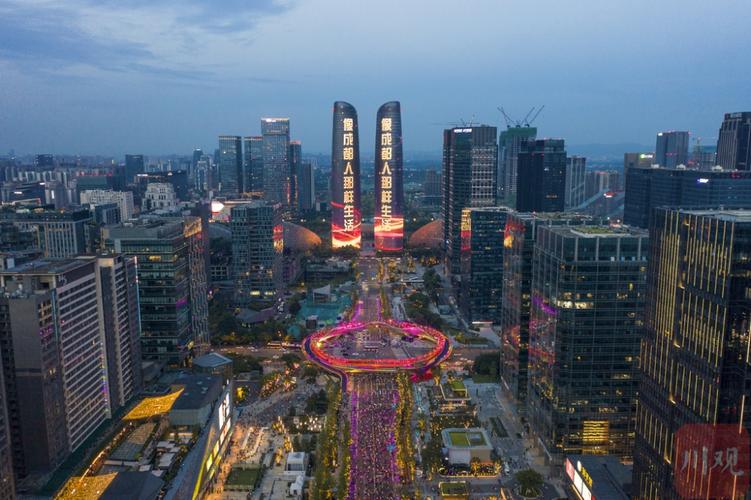 天府双塔,交子之环,环球中心同框璀璨的灯光秀"交子之环"位于成都交