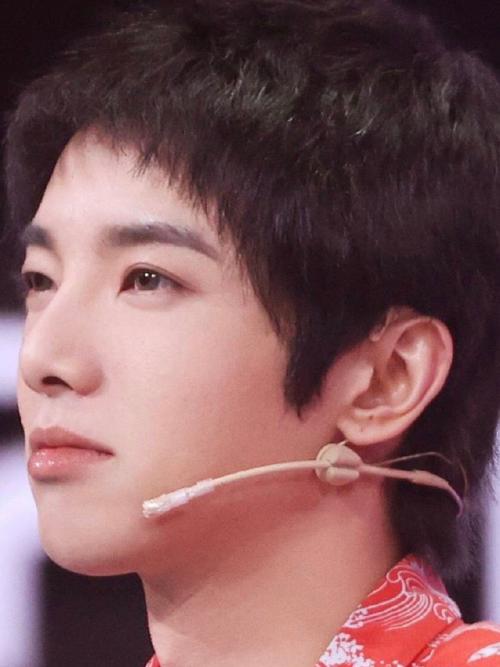 华晨宇方称拒绝造谣者道歉 前经纪人要告爆料者她面临