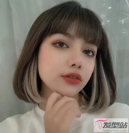 银白色挂耳染发型 短发这样染很酷