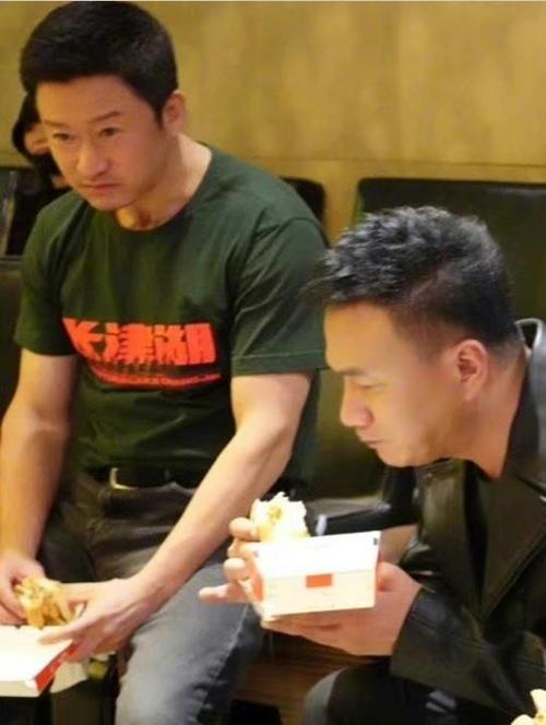 吴京吃汉堡吃出表情包被噎到的表情超好笑网友斯文点