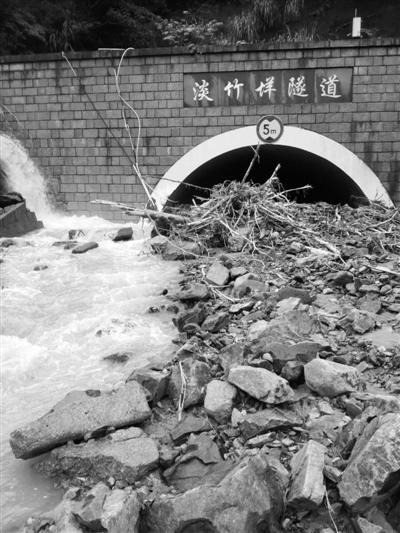 太惊险了!车刚驶入隧道 山洪暴发了