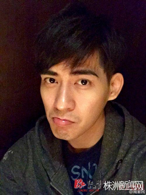 周渝民搞笑自拍变身"周囧民" 撞脸梁朝伟大眼迷人