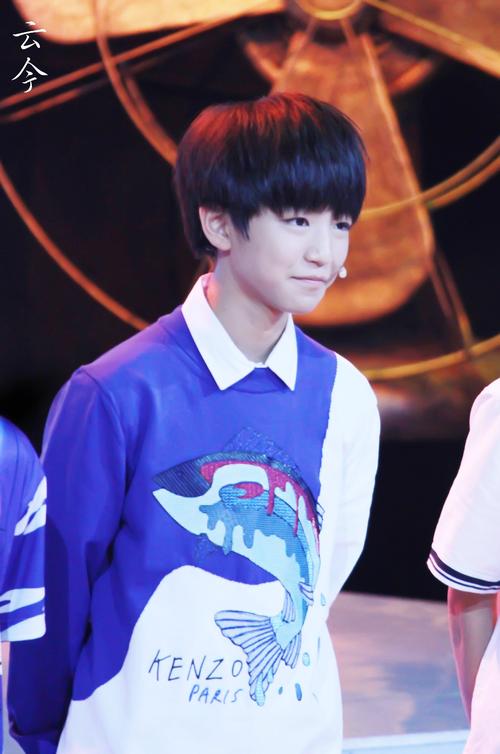 tfboys王俊凯 2014.8.28 年代秀.cr:logo
