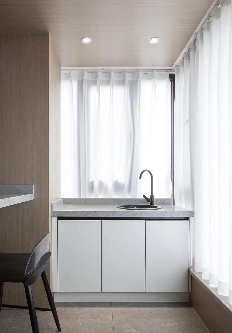 将餐厅外的阳台纳入到室内,增设了吧台和水吧,增时在这里喝个咖啡,看